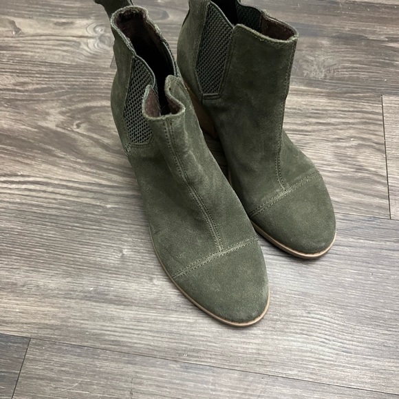 Tom’s Booties - Picture 3 of 4